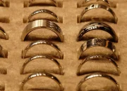 Harga Emas Perhiasan Hari Ini 9 Februari 2026 Tidak Bergerak: Saatnya Beli atau Jual? Tertinggi Rp2,595 Juta per Gram