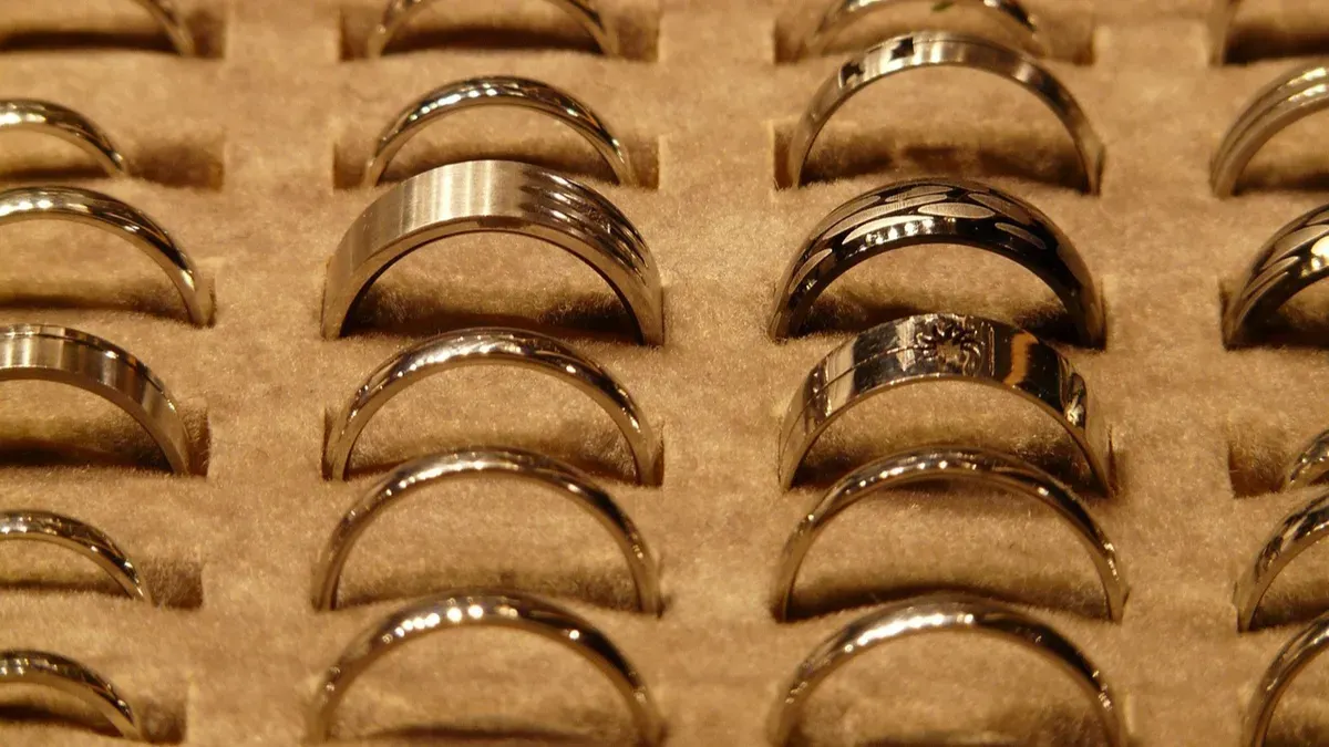 Harga Emas Perhiasan Hari Ini 9 Februari 2026 Tidak Bergerak: Saatnya Beli atau Jual? Tertinggi Rp2,595 Juta per Gram