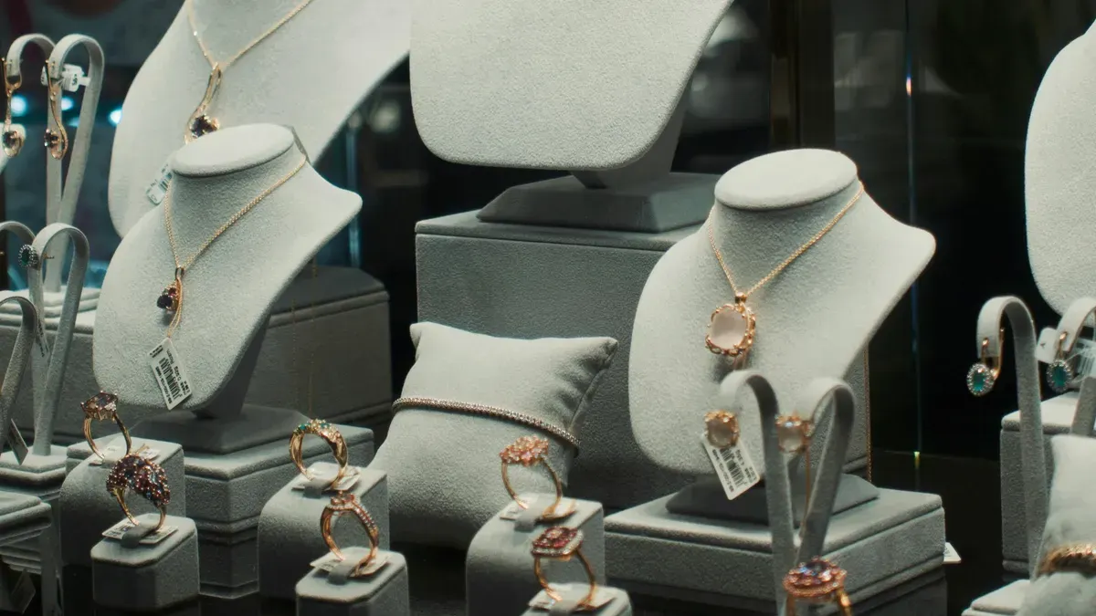 Harga Emas Perhiasan Hari Ini 8 Februari 2026: Variasi Harga Ukuran 24 Karat di Penghujung Pekan