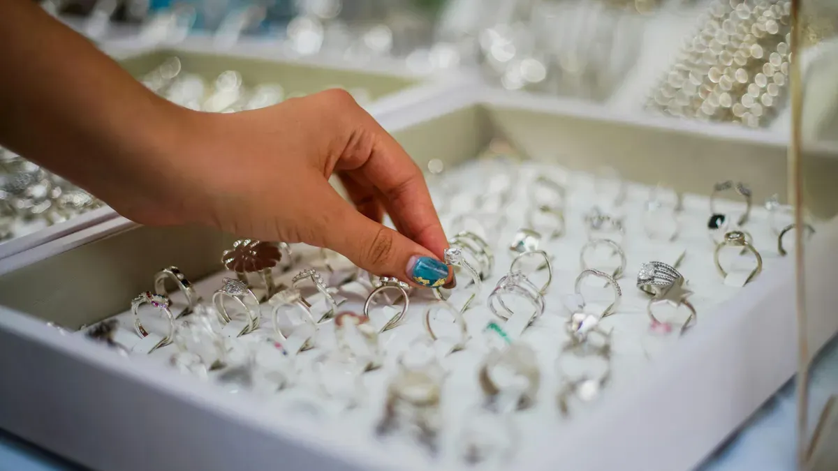 Harga Emas Perhiasan Merosot Sedikit Hari Ini 13 Februari 2026, Waktu yang Pas untuk Membeli?